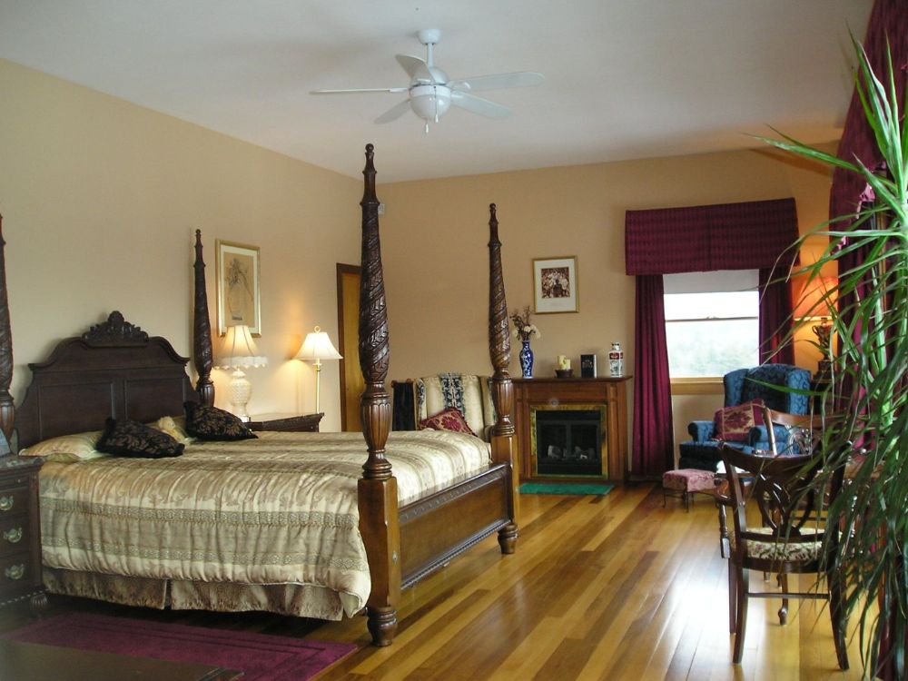 Garnet Suite bed