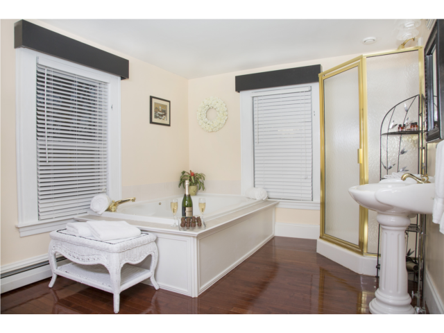 Adams Deluxe Suite
