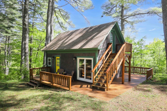 The Cottage - adjacent to the lodge with a open layout kitchen/living room and loft with 3 beds