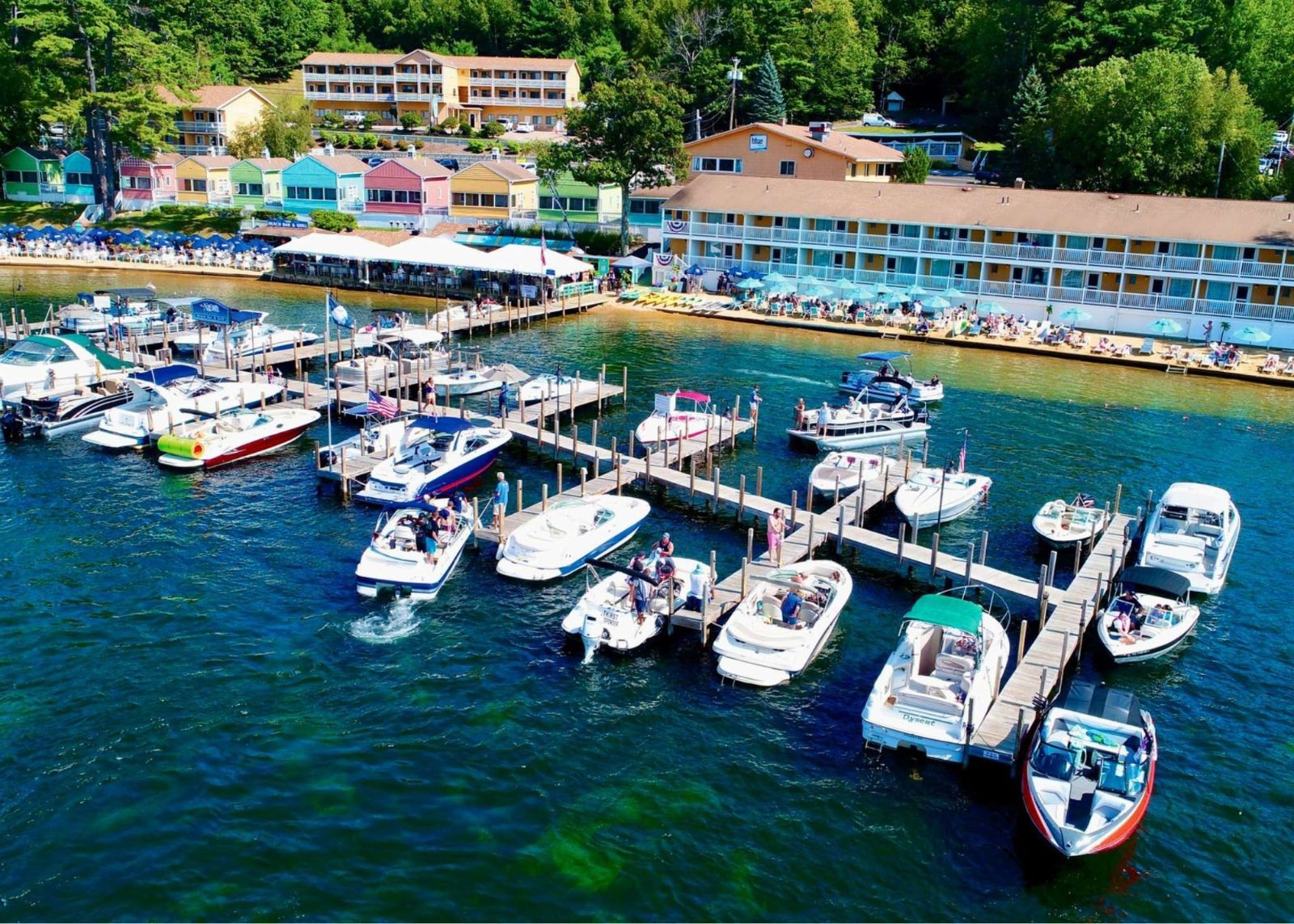 The NASWA Resort on Lake Winnipesaukee & Paugus Bay with Rooms, Suites, and Cottages. Free overnight docking for hotel guests. Two fabulous restaurants.  